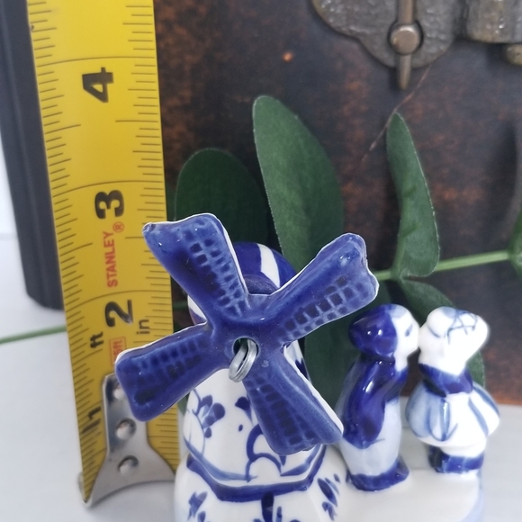 Vintage Handpainted Delft Holland Kissing Boy & Girl Blue/White Windmill Figure - Picture 6 of 7